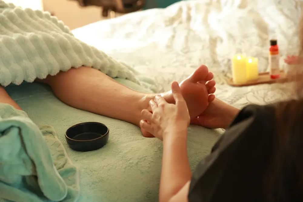 Mes mains pendant une séance de réflexologie plantaire